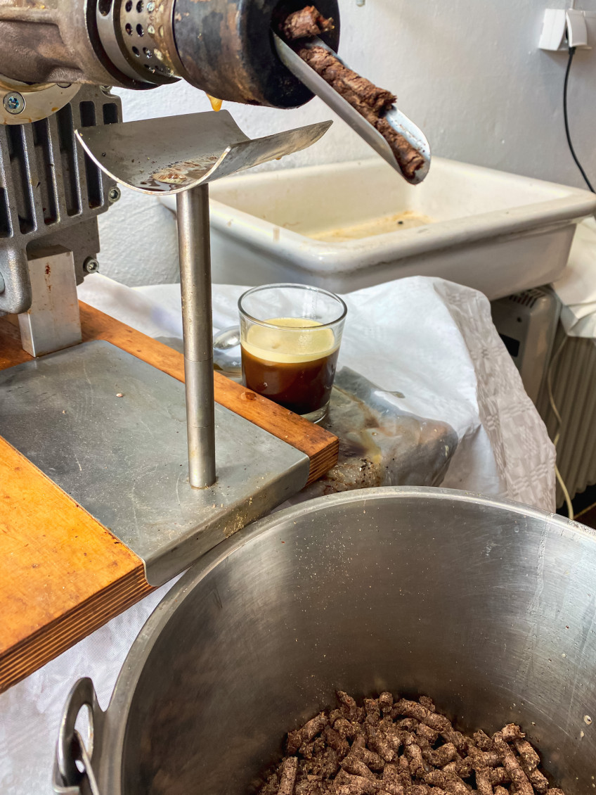 Hier tropft das Leinöl für unsere Kartoffeln
