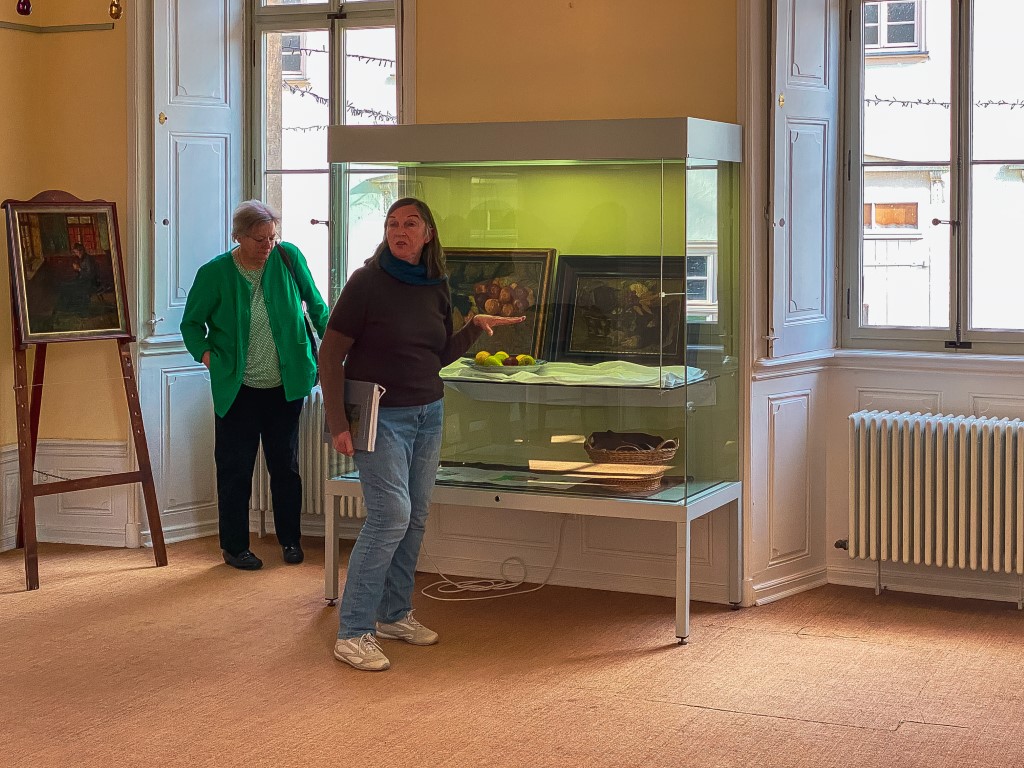 Kuratorin Irmi Rauber ging auf Details eines jeden Bildes ein und beantwortete Fragen. So fielen auch namentliche und landschaftliche Details auf, oder dass ein als "Kirmes" ausgeschildertes Gemälde in Wahrheit den Ulrichsteiner Jakobimarkt zeigte. Viele der dargestellten Gebäude aus Groß-Eichen sollen auch heute noch dort zu finden sein. Spannend!