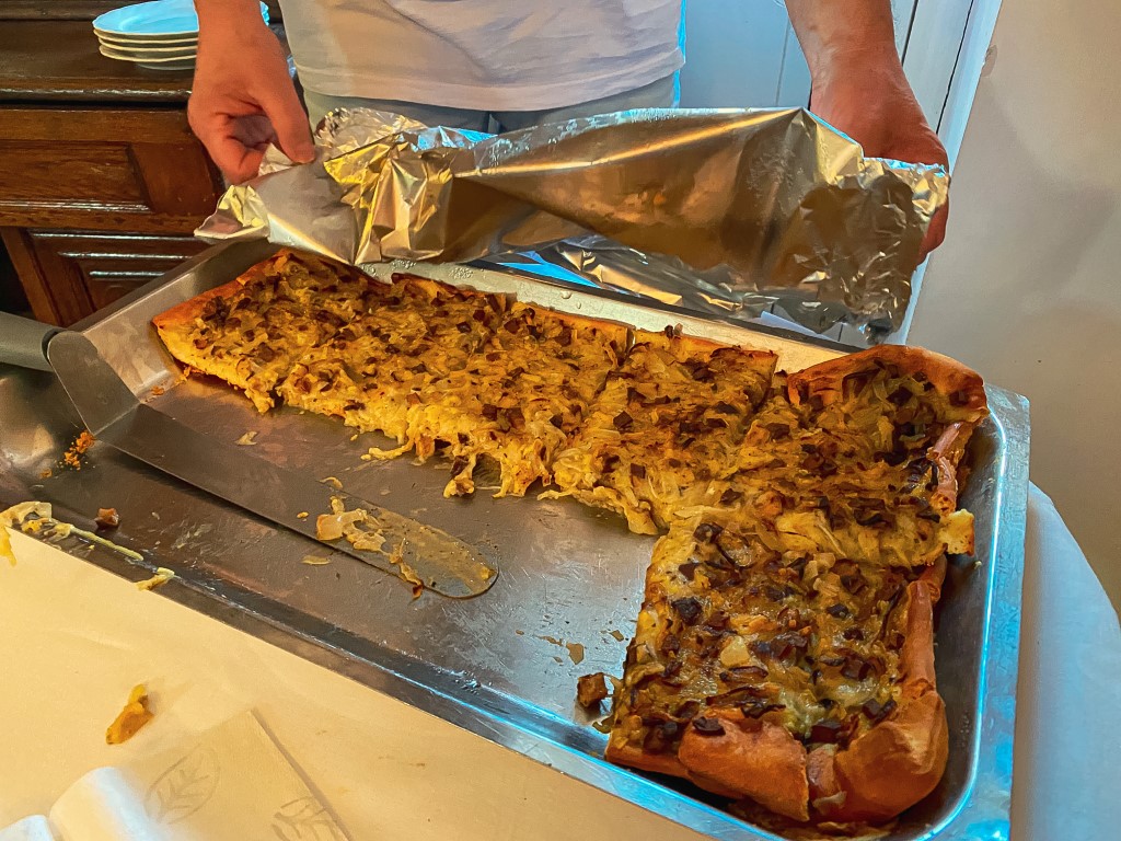Im Anschluss gab es zum Lauterbacher und Schlitzer Kümmel zwar keinen Salze-, dafür aber einen grandiosen Zwiebelkuchen aus eigener Herstellung. Das überraschend vegane Rezept von Bruno Stöppler erntete geschmacklich großes Lob.