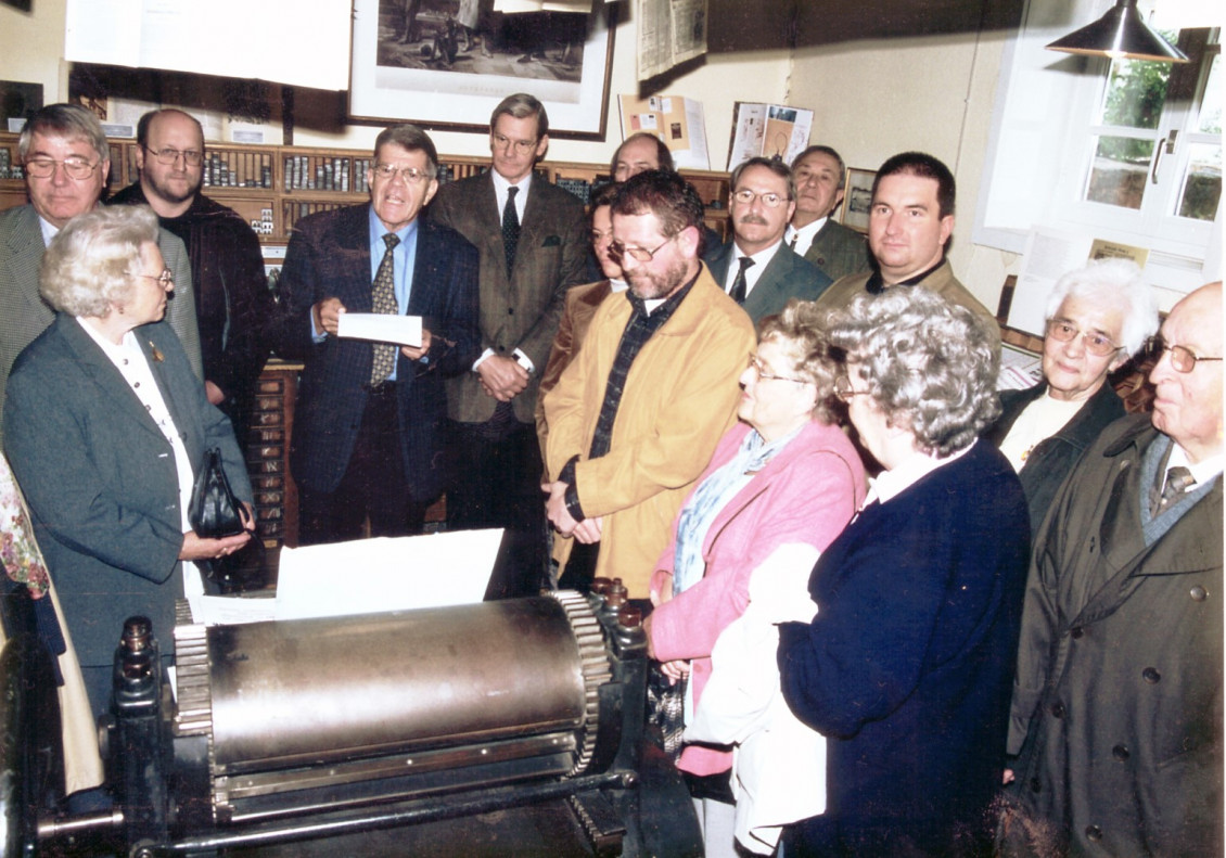 Zahlreiche Besucher hatten sich zur Einweihung der Museumsdruckerei am 18. Mai 2003 durch Dr. Olaf Ehrenklau (mit Redemanuskript) und Otto Winterholler (hinten 2. von links) in den neu gestalteten Räumlichkeiten eingefunden.