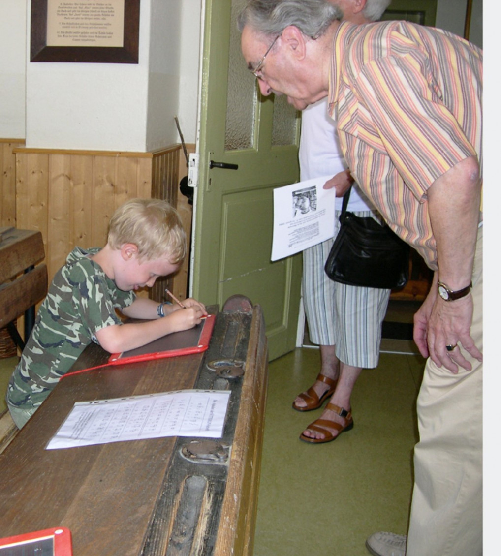 Karl-Heinz Hanitsch beaufsichtigte das Schreiben mit dem Griffel auf der Tafel (2013).<br />Bild: Winterholler