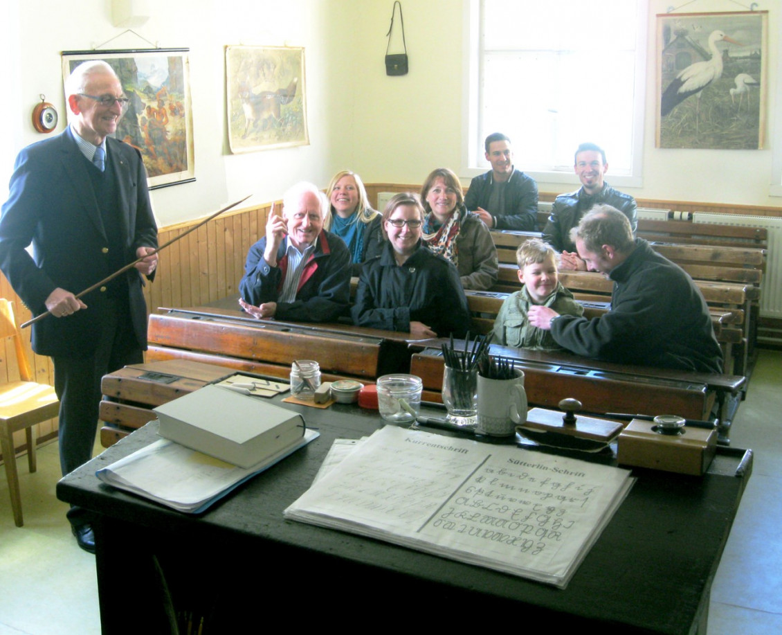 Das historische Schulzimmer mit Besuchern am Internationalen Museumstag, am 12. Mai 2013 mit Helmut Totzek (links).<br />Bild: Winterholler